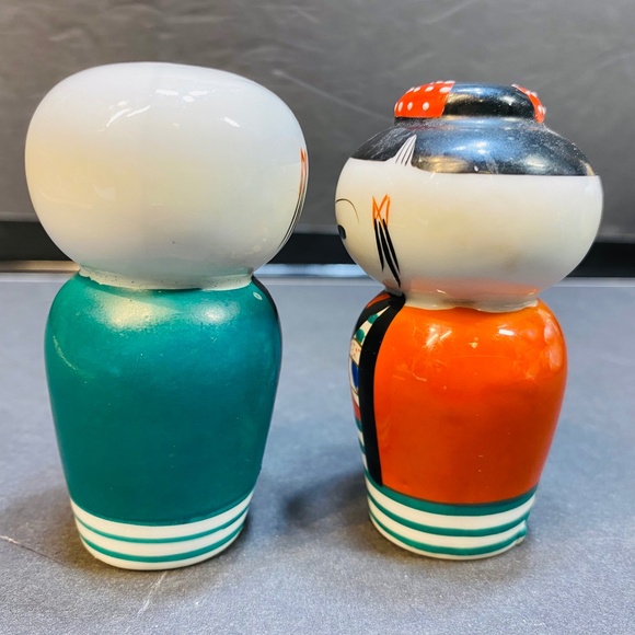 Vtg Geisha Salt Pepper Shakers Japan Handpainted Porcelain Corks In Place EUC - Picture 5 of 9